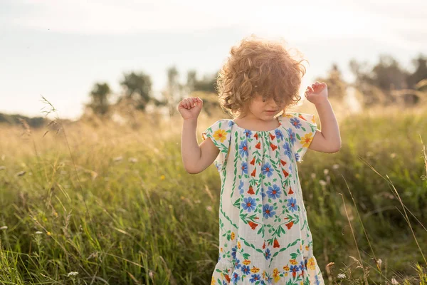 Liten flicka i sommar fält med vete — Stockfoto