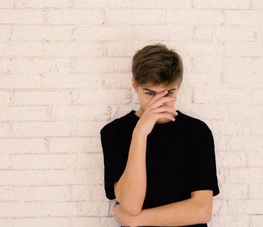 Teen sarışın beyaz bir arka planda genç duygular