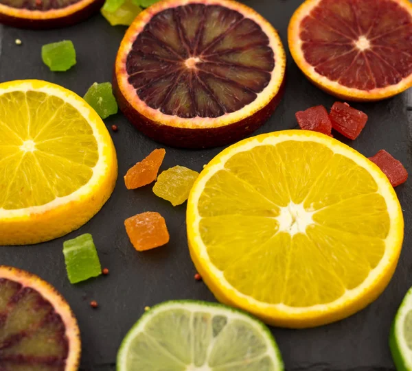 Naranjas, rodajas de naranjas sobre fondo de madera — Foto de Stock