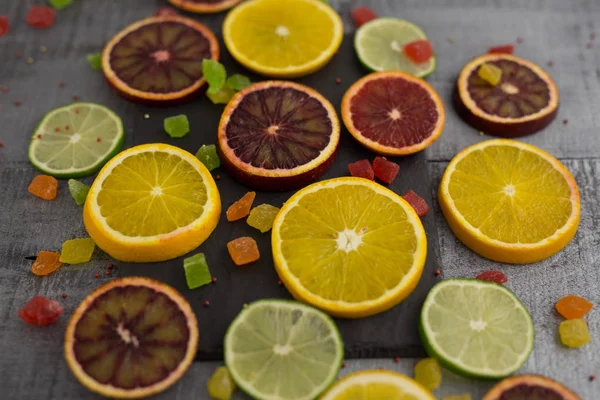 Sinaasappelen, plakjes van sinaasappelen op houten achtergrond — Stockfoto