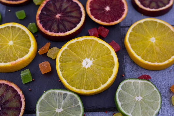 Naranjas, rodajas de naranjas sobre fondo de madera — Foto de Stock