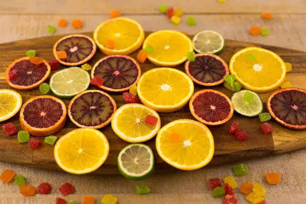 Orangen, Orangenscheiben auf Holzgrund — Stockfoto