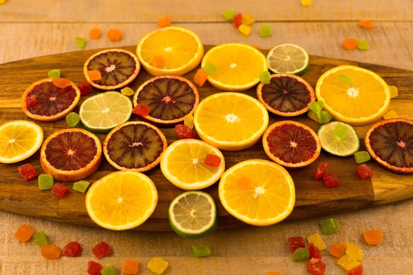 Naranjas, rodajas de naranjas sobre fondo de madera — Foto de Stock