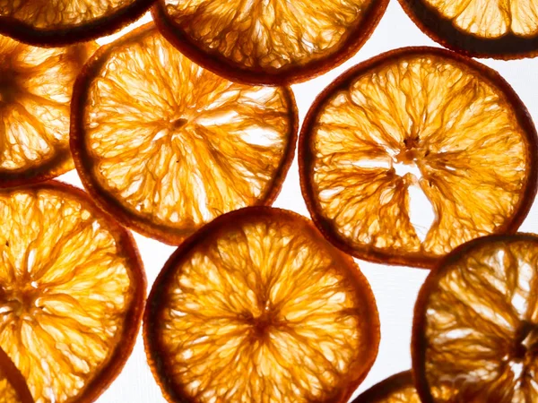 Fatias de laranja seca em um fundo luminoso — Fotografia de Stock