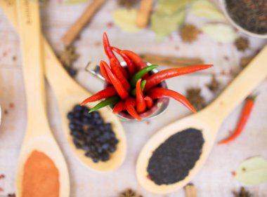 Farklı irmik bir ahşap zemin üzerine kırmızı biber baharat