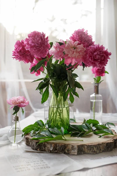 Yaz aylarında bir masada bir vazoda Peonies