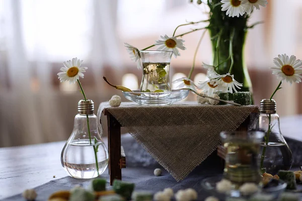 Festa de chá de verão com flores no alpendre em uma mesa de madeira, wi — Fotografia de Stock