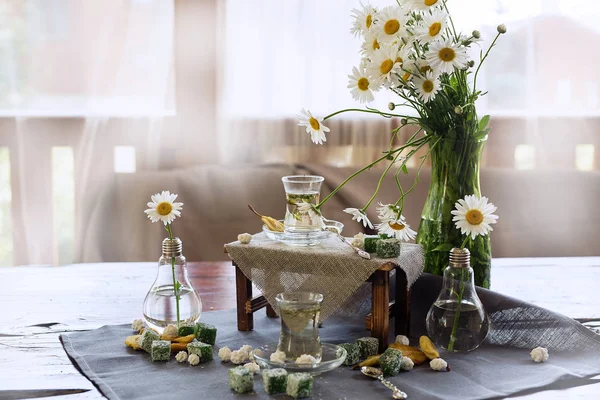 Sommer-Tee-Party mit Blumen auf der Veranda an einem Holztisch, wi — Stockfoto