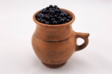 Beyaz bir arka planda bir fincan izole orman berry yaban mersini