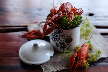 haşlanmış kerevit, Yeşiller ahşap bir masa üzerinde tavada. Bira snack