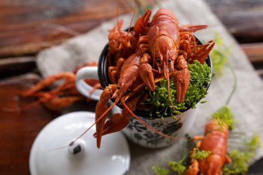 haşlanmış kerevit, Yeşiller ahşap bir masa üzerinde tavada. Bira snack