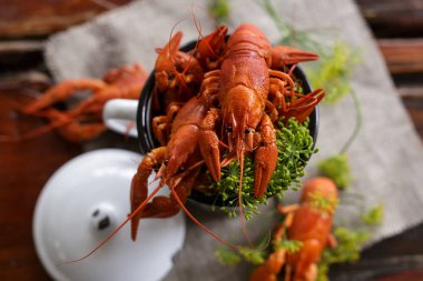 haşlanmış kerevit, Yeşiller ahşap bir masa üzerinde tavada. Bira snack