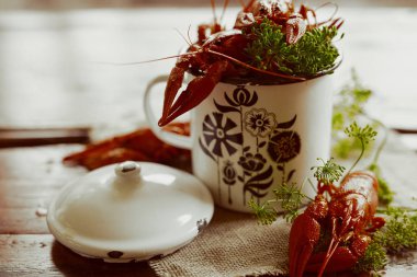 haşlanmış kerevit, Yeşiller ahşap bir masa üzerinde tavada. Bira snack