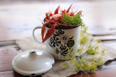 haşlanmış kerevit, Yeşiller ahşap bir masa üzerinde tavada. Bira snack