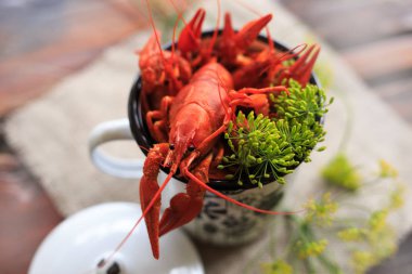 haşlanmış kerevit, Yeşiller ahşap bir masa üzerinde tavada. Bira snack