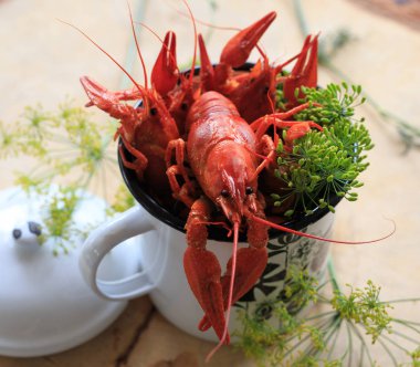 haşlanmış kerevit, Yeşiller ahşap bir masa üzerinde tavada. Bira snack