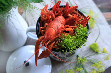 haşlanmış kerevit, Yeşiller ahşap bir masa üzerinde tavada. Bira snack