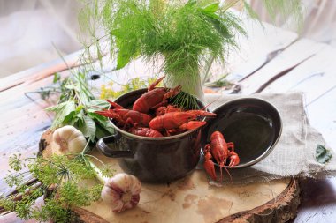 haşlanmış kerevit, Yeşiller ahşap bir masa üzerinde tavada. Bira snack