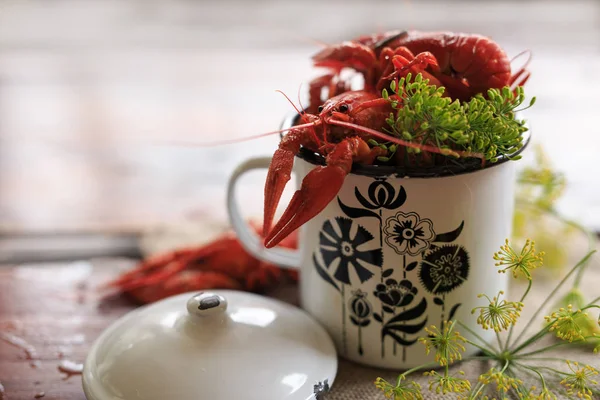 haşlanmış kerevit, Yeşiller ahşap bir masa üzerinde tavada. Bira snack