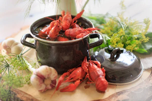 haşlanmış kerevit, Yeşiller ahşap bir masa üzerinde tavada. Bira snack