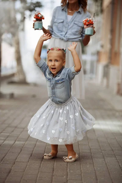 Sommaren stadsvandring för en mor och dotter med milkshake — Stockfoto