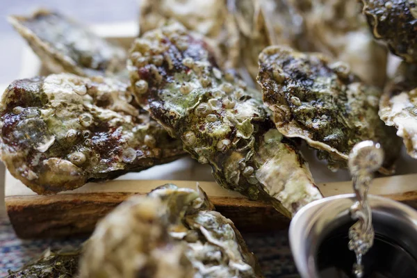 Oesters gesloten op een houten achtergrond — Stockfoto