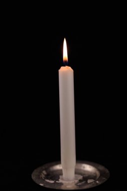 mum yakma izole siyah arka plan üzerine beyaz. 