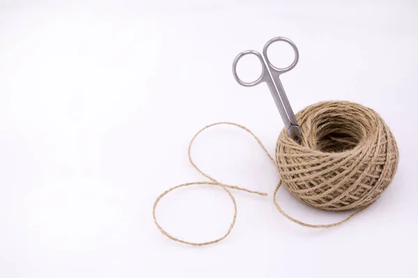 Lingarn, lin tråd, med saxen på vita isolerade b — Stockfoto