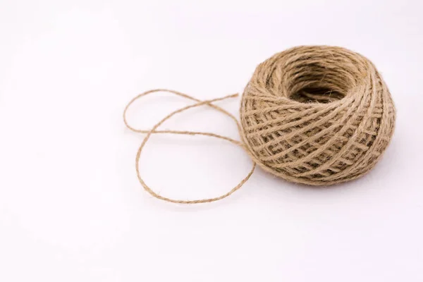 Linen thread, flax thread, with the scissors on white isolated b — Stock Photo, Image