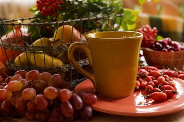 Kahve çevrili sonbahar meyve, çilek, kırmızı decorat tarafından