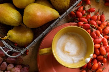 Kahve çevrili sonbahar meyve, çilek, kırmızı decorat tarafından