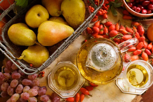 sonbahar meyve ile ahşap tabloda çay. şeffaf bardak,