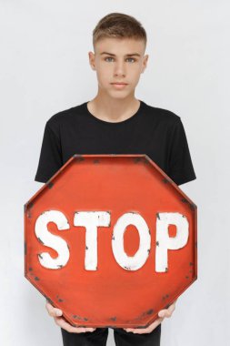 bir genç bir durak simgesiyle dur, beyaz bir arka plan üzerinde bir 