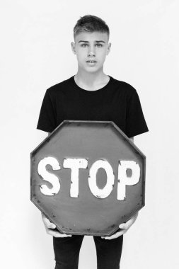 bir genç bir durak simgesiyle dur, beyaz bir arka plan üzerinde bir 