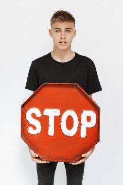 bir genç bir durak simgesiyle dur, beyaz bir arka plan üzerinde bir 