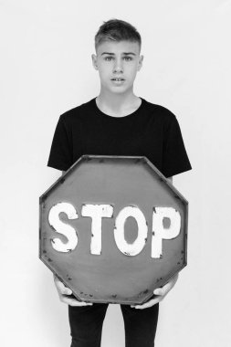 bir genç bir durak simgesiyle dur, beyaz bir arka plan üzerinde bir 