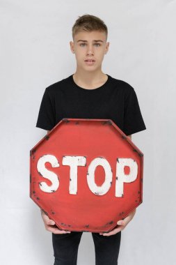 bir genç bir durak simgesiyle dur, beyaz bir arka plan üzerinde bir 