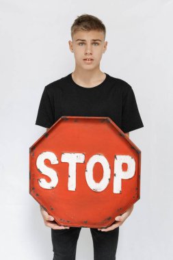 bir genç bir durak simgesiyle dur, beyaz bir arka plan üzerinde bir 