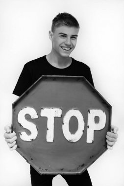 bir genç bir durak simgesiyle dur, beyaz bir arka plan üzerinde bir 