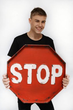 bir genç bir durak simgesiyle dur, beyaz bir arka plan üzerinde bir 