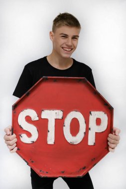 bir genç bir durak simgesiyle dur, beyaz bir arka plan üzerinde bir 