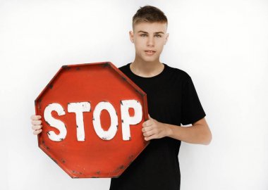 bir genç bir durak simgesiyle dur, beyaz bir arka plan üzerinde bir 