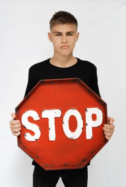 bir genç bir durak simgesiyle dur, beyaz bir arka plan üzerinde bir 