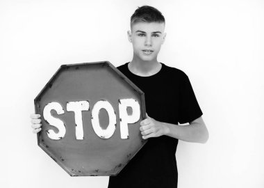 bir genç bir durak simgesiyle dur, beyaz bir arka plan üzerinde bir 