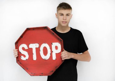 bir genç bir durak simgesiyle dur, beyaz bir arka plan üzerinde bir 