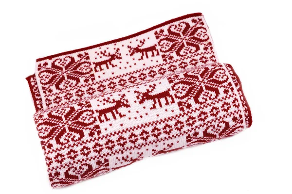 Cachecol vermelho com uma rena no Natal em um fundo branco, é — Fotografia de Stock