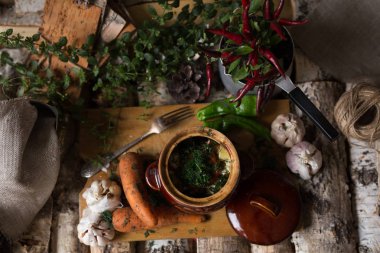 pişmiş çanak, çömlek kızarmış et ve sebze. sağlık gıda, bir