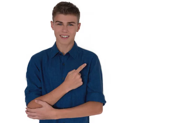 十代の少年の白い background.an 分離オブジェクトの青いシャツ — ストック写真