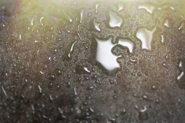 Granito cinza em gotas de chuva, textura de granito com gotas de água.back — Fotografia de Stock