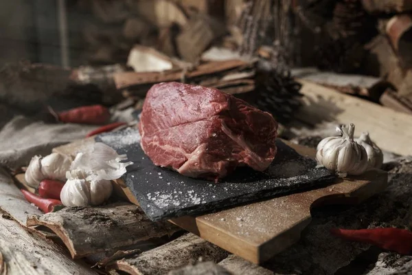 Carne fresca com faca no corte da placa preta, ainda vida em — Fotografia de Stock